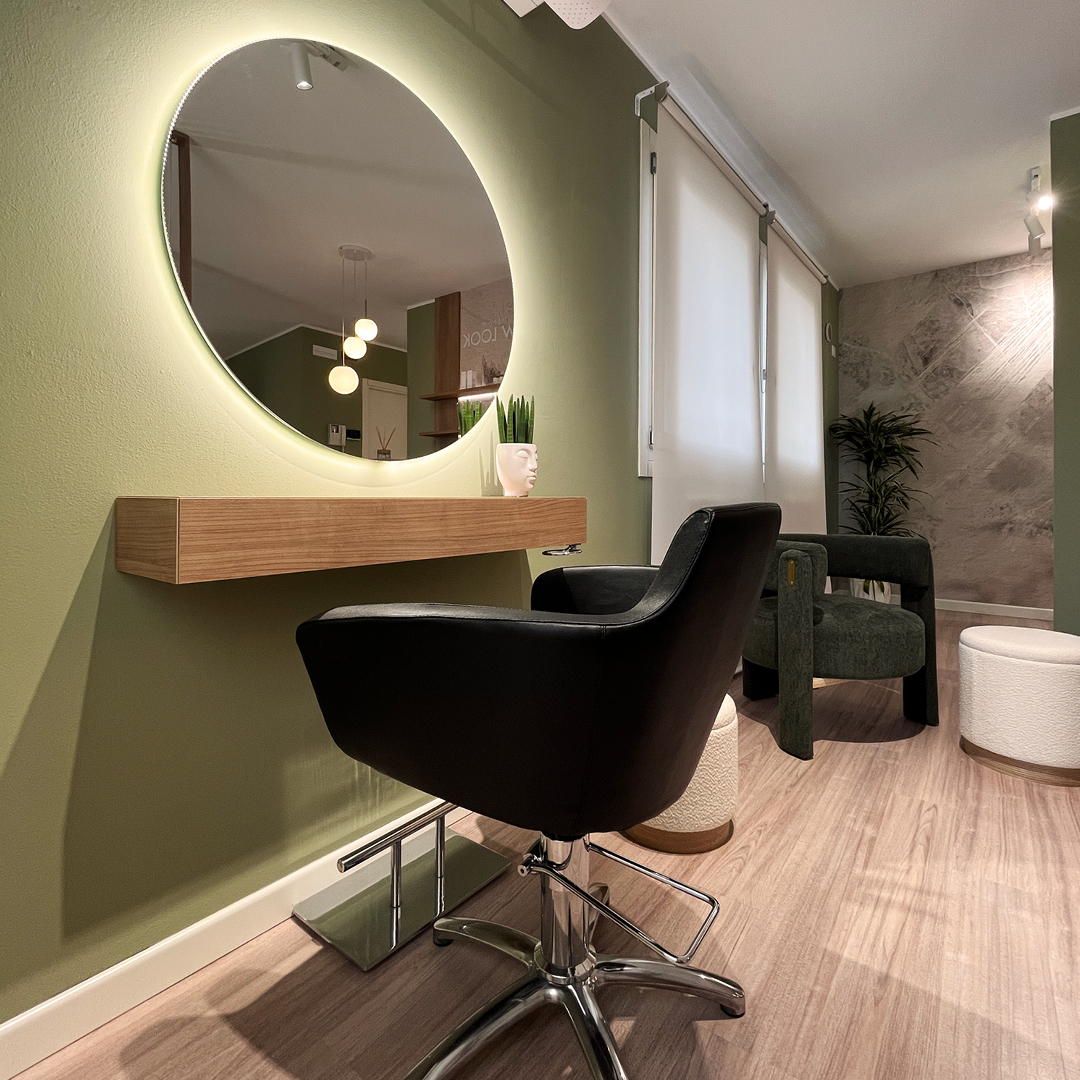 Immagine del salone con focus sulla poltrona nera